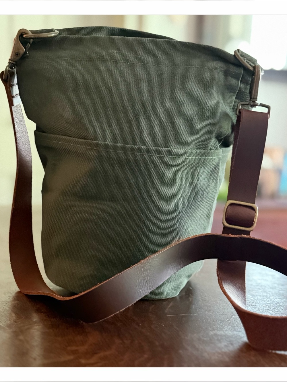 twig & horn Green Crossbody Bag Zip Closure Lined Outer Pockets Brown Strap